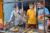 Berburu ikan bakar di Pasar Ramadhan Tanjunguma