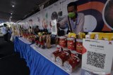 Penjual menata produk umkm yang dipamerkan pada acara Festival Halal di Pantai Marina Boom Banyuwangi, Jawa Timur, Sabtu (10/4/2021). Banyuwangi, Jawa Timur, Sabtu (10/4/2021). Menteri Keuangan Sri Mulyani Idrawati mengatakan, industri halal tercatat mengalami pertumbuhan sebesar 3,2 persen atau lebih tinggi dibandingkan pertubuhan ekonomi dunia tahun 2019 sebelum pandemi yaitu 2,3 persen. Antara Jatim/Budi Candra Setya/zk.