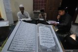 Warga melakukan tadarus Al Quran pada malam pertama bulan Ramadhan 1442 H di Kelurahan Gladak Anyar, Pamekasan, Jawa Timur, Senin (12/4/2021). Pada bulan Ramadhan umat muslim mulai memperbanyak ibadah terutama membaca dan mengkaji kandungan Al Quran. Antara Jatim/Saiful Bahri/zk.