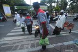 Takmir menghitung nasi bungkus hasil sedekah warga di Masjid Agung Asy-Syuhadak, Pamekasan, Jawa Timur, Selasa (13/4/2021). Donasi nasi bungkus, kurma dan air untuk buka puasa itu kemudian dibagikan kepada musyafir, warga tidak mampu dan jemaah masjid tersebut. Antara Jatim/Saiful Bahri/zk.