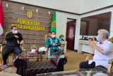 Wali Kota Banjarbaru M Aditya Mufty Ariffin (kiri) didampingi Wakil Wali Kota Banjarbaru Wartono (tengah) berbincang bersama Kepala LKBN Antara Biro Kalimantan Selatan Nurul Aulia Badar (kanan) di Kantor Pemerintah Kota Banjarbaru, Kalimantan Selatan, Kamis (15/4/2021). Foto Antaranews Kalsel/Bayu Pratama S.