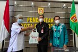 Wali Kota Banjarbaru M Aditya Mufty Ariffin (kiri) didampingi Wakil Wali Kota Banjarbaru Wartono (tengah) menerima bingkisan yang diserahkan Kepala LKBN Antara Biro Kalimantan Selatan Nurul Aulia Badar (kanan) di Kantor Pemerintah Kota Banjarbaru, Kalimantan Selatan, Kamis (15/4/2021). Foto Antaranews Kalsel/Bayu Pratama S.