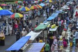 Aktivitas pedagang aneka jenis makanan dan minuman untuk berbuka puasa di kawasan Alun-alun Ciamis, Jawa Barat, Kamis (15/4/2021). Meskipun Pemkab Ciamis telah menata pedagang takjil musiman dengan menerapkan jaga jarak antarpedagang untuk mencegah penyebaran COVID-19, namun pengawasannya masih kurang dan masyarakat tetap berkerumun serta mengabaikan protokol kesehatan. ANTARA JABAR/Adeng Bustomi/agr