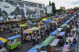 Aktivitas pedagang aneka jenis makanan dan minuman untuk berbuka puasa di kawasan Alun-alun Ciamis, Jawa Barat, Kamis (15/4/2021). Meskipun Pemkab Ciamis telah menata pedagang takjil musiman dengan menerapkan jaga jarak antarpedagang untuk mencegah penyebaran COVID-19, namun pengawasannya masih kurang dan masyarakat tetap berkerumun serta mengabaikan protokol kesehatan. ANTARA JABAR/Adeng Bustomi/agr