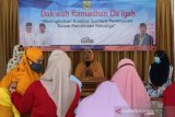 Daiyah Kota Banda Aceh ustazah Ranian Dewi (tengah) menyampaikan dakwah Ramadhan kepada warga dan ibu-ibu majelis taklim masjid Al-Ikhlas di Desa Ilie, Banda Aceh, Aceh, Kamis (15/4/2021). Selama bulan Ramadhan 1442 Hijriyah Dinas Syariat Islam kota Banda Aceh mengerahkan puluhan daiyah untuk memberikan tausiah kepada warga di 90 gampong (Desa). Antara Aceh/Irwansyah Putra.