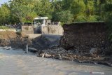 Sejumlah warga melihat tanggul Dam Kedung Banteng yang jebol di Pilangkenceng, Kabupaten Madiun, Jawa Timur, Jumat (16/4/2021). Menurut warga tanggul dam yang memiliki daerah irigasi seluas 654 hektare sawah tersebut jebol sepanjang sekitar 30 meter akibat banjir yang terjadi Rabu (14/4). Antara Jatim/Siswowidodo/zk.