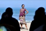 Model memperagakan busana kebaya di Pantai Kuta, Badung, Bali, Jumat (16/4/2021). Peragaan busana kebaya tersebut dilakukan untuk menyambut peringatan Hari Kartini serta mempromosikan kebaya sebagai pakaian yang dapat digunakan untuk aktivitas sehari-hari sebagai upaya melestarikan busana kebaya. ANTARA FOTO/Fikri Yusuf/nym.