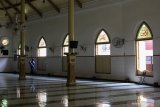 Warga membersihkan lantai Masjid Jami' Peneleh, Surabaya, Jawa Timur, Jumat (16/4/2021). Masjid yang didirikan oleh Sunan Ampel dan terletak di kawasan Peneleh itu merupakan salah satu masjid tua di Surabaya. Antara Jatim/Didik Suhartono/zk.