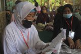 Sejumlah lansia belajar mengaji saat mengikuti kegiatan Pesantren Ramadhan Lansia di desa Tegalurung, Balongan, Indramayu, Jawa Barat, Jumat (16/4/2021). Pesantren kilat yang digelar Saung Belajar Lansia itu diikuti Puluhan lansia untuk mengisi waktu selama ramadhan dengan belajar mengaji dan wawasan hukum-hukum Islam yang berkaitan dengan kehidupan sehari-hari. ANTARA JABAR/Dedhez Anggara/agr