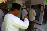 Korban gempa Malang melakukan shalat Jumat di teras dan di jalan depan masjid Hadiyatul Lil Muttaqin di Jogomulyan, Tirtoyudo, Malang, Jawa Timur, Jumat (16/4/2021). Hal tersebut dilakukan untuk mengantisipasi jatuhnya korban lagi karena sebagian besar tembok dan kubah masjid tersebut retak dan hampir roboh. Antara Jatim/Ari Bowo Sucipto/zk.