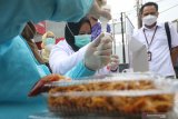 Petugas Badan Pengawasan Obat dan Makanan (BPOM) memeriksa kandungan formalin saat uji kelayakan makanan di pasar Takjil, Kota Kediri, Jawa Timur, Kamis (15/4/2021). Uji sampel makanan tersebut guna mengantisipasi peredaran takjil tidak layak konsumsi seperti mengandung boraks, formalin, pewarna tekstil, dan zat berbahaya lainnya. Antara Jatim/Prasetia Fauzani/zk