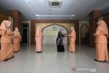 Pengurus dan anggota Dharma Wanita Persatuan (DWP) Sekretariat Dewan Perwakilan Rakyat Kota (DPRK) Banda Aceh membagikan paket dan takjil berbuka puasa kepada tenaga kebersihan di Banda Aceh, Aceh, Jumat (16/4/2021). Pembagian paket dan takjil berbuka puasa tersebut dilaksanakan sebagai wujud kepedulian, berbagi dan bersedekah kepada umat muslim yang sedang menjalankan ibadah di bulan suci Ramadhan. Antara Aceh/Irwansyah Putra.