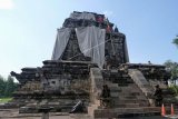 Melepas terpaulin penutup Candi Mendut