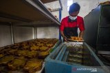 Pekerja membuat kue bingka di rumah produksi Bingka H Thamrin Salon di Banjarmasin, Kalimantan Selatan, Sabtu (17/4/2021). Rumah produksi kue khas Banjar tersebut dalam sehari mampu memproduksi 1.100 kue bingka dengan harga Rp45 ribu per buah untuk melayani permintaan yang meningkat selama bulan Ramadhan. Foto Antaranewa Kalsel/Bayu Pratama S.
