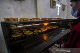 Pekerja membuat kue bingka di rumah produksi Bingka H Thamrin Salon di Banjarmasin, Kalimantan Selatan, Sabtu (17/4/2021). Rumah produksi kue khas Banjar tersebut dalam sehari mampu memproduksi 1.100 kue bingka dengan harga Rp45 ribu per buah untuk melayani permintaan yang meningkat selama bulan Ramadhan. Foto Antaranewa Kalsel/Bayu Pratama S.