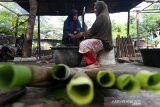 Warga membakar lemang di Gampong Blowe, Banda Aceh, Aceh, Sabtu (17/4/2021). Lemang yang dikenal di Indonesia, Malaysia, Cina, Korea dan Singapura merupakan makanan yang terbuat dari beras ketan yang dimasak dengan cara dibakar dalam seruas bambu hingga menjadi takjil favorit dan diminati untuk menu berbuka puasa pada bulan Ramadhan. Antara Aceh/Irwansyah Putra