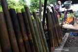 Warga membakar lemang di Gampong Blowe, Banda Aceh, Aceh, Sabtu (17/4/2021). Lemang yang dikenal di Indonesia, Malaysia, Cina, Korea dan Singapura merupakan makanan yang terbuat dari beras ketan yang dimasak dengan cara dibakar dalam seruas bambu hingga menjadi takjil favorit dan diminati untuk menu berbuka puasa pada bulan Ramadhan. Antara Aceh/Irwansyah Putra