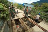 Personel TNI-Polri perbaiki jembatan penghubung kampung Ikebo-Kimupugi