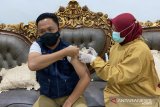 Bupati Bantaeng beri contoh suntik vaksin saat berpuasa bukan hambatan