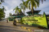 Pengendara melintas di depan Masjid Sultan Suriansyah, Banjarmasin, Kalimantan Selatan, Senin (19/4/2021). Masjid Sultan Suriansyah atau Masjid Kuin merupakan bangunan masjid tertua di Kalsel yang memiliki bentuk arsitektur tradisional Banjar dengan konstruksi panggung dan beratap tumpang yang dibangun pada masa pemerintahan Sultan Suriansyah (1526 Masehi-1550 Masehi). Foto Antaranews Kalsel/Bayu Pratama S.