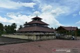 MASJID TUA INDRAPURI BEKAS CANDI KERAJAAN HINDU. Warga berada di rumah ibadah bersejarah, Masjid Tua Indrapuri, Kecamatan Indra Puri, Kabupaten Aceh Besar, Aceh, Senin (19/4/2021). Situs sejarah Masjid Indrapuri berkontruksi kayu dan kubahnya berbentu piramida itu merupakan bekas istana dan candi kerajaan Hindu Lamuri abad ke-12 Masehi di Aceh dan pada masa kerajaan Sultan Iskandar Muda abad 1618 Masehi dijadikan sebagai masjid. ANTARA FOTO/Ampelsa.