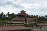 MASJID TUA INDRAPURI BEKAS CANDI KERAJAAN HINDU. Warga berada di rumah ibadah bersejarah, Masjid Tua Indrapuri, Kecamatan Indra Puri, Kabupaten Aceh Besar, Aceh, Senin (19/4/2021). Situs sejarah Masjid Indrapuri berkontruksi kayu dan kubahnya berbentu piramida itu merupakan bekas istana dan candi kerajaan Hindu Lamuri abad ke-12 Masehi di Aceh dan pada masa kerajaan Sultan Iskandar Muda abad 1618 Masehi dijadikan sebagai masjid. ANTARA FOTO/Ampelsa.