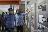 Gubernur Jawa Barat Ridwan Kamil melihat diorama sejarah pabrik Ateja saat penyerahan sertifikasi masker Ateja di Batujajar, Kabupaten Bandung Barat, Jawa Barat, Senin (19/4/2021). Dalam kesempatan tersebut, Ridwan Kamil bersama Balai Besar Tekstil Lembaga Sertifikasi Produk Tekspa menyerahkan sertifikat produk penggunaan tanda SNI sesuai dengan sistem tipe 3 kepada Ateja Mask yang menjadi masker kain pertama di Indonesia yang mendapat sertifikasi SNI. ANTARA JABAR/Raisan Al Farisi/agr