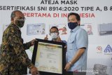 Gubernur Jawa Barat Ridwan Kamil (tengah) menyaksikan penyerahan sertifikasi masker Ateja di Batujajar, Kabupaten Bandung Barat, Jawa Barat, Senin (19/4/2021). Dalam kesempatan tersebut, Ridwan Kamil bersama Balai Besar Tekstil Lembaga Sertifikasi Produk Tekspa menyerahkan sertifikat produk penggunaan tanda SNI sesuai dengan sistem tipe 3 kepada Ateja Mask yang menjadi masker kain pertama di Indonesia yang mendapat sertifikasi SNI. ANTARA JABAR/Raisan Al Farisi/agr