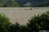 Pekerja menggunakan alat berat melakukan aktivitas di areal proyek pembangunan Waduk Bendo di Desa Ngindeng, Sawoo, Ponorogo, Jawa Timur, Sabtu (17/4/2021). Progres pembangunan Waduk Bendo yang selain untuk mengendalikan banjir diproyeksikan memiliki daya tampung 43 juta meter kubik air tersebut saat ini mencapai sekitar 91 persen dan rencananya diresmikan Presiden Joko Widodo antara Juni-Juli 2021. Antara Jatim/Siswowidodo/zk