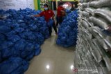 Anggota dan pengurus yayasan Hakka Aceh mempersiapkan bantuan paket sembako Ramadhan untuk disalurkan kepada warga kurang mampu di Peunayong, Banda Aceh, Aceh, Senin (19/4/2021). Warga etnis Tionghoa yang tergabung dalam yayasan Hakka menyalurkan 2.140 paket sembako kepada masyarakat kurang mampu di tujuh kabupaten/kota sebagai wujud toleransi dalam hidup bermasyarakat tanpa membedakan suku, ras dan agama. Antara Aceh/Irwansyah Putra.