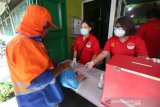 Anggota dan pengurus yayasan Hakka Aceh mempersiapkan bantuan paket sembako Ramadhan untuk disalurkan kepada warga kurang mampu di Peunayong, Banda Aceh, Aceh, Senin (19/4/2021). Warga etnis Tionghoa yang tergabung dalam yayasan Hakka menyalurkan 2.140 paket sembako kepada masyarakat kurang mampu di tujuh kabupaten/kota sebagai wujud toleransi dalam hidup bermasyarakat tanpa membedakan suku, ras dan agama. Antara Aceh/Irwansyah Putra.