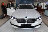 Pengunjung mengamati interior BMW the new 5 saat peluncuran mobil tesebut di Showroom BMW Astra Surabaya, Jawa Timur, Senin (19/4/2021). Dengan hadirnya BMW seri 5 terbaru  diharapkan dapat memenuhi keinginan masyarakat di Surabaya untuk merasakan sensasi berkendera yang lebih dinamis dengan nuansa premium. Antara Jatim/Zabur Karuru