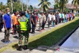 Personel Babinsa Kodim Biak latih disiplin 128 pencari kerja
