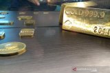 Emas naik 3,8 dolar, setelah greenback jatuh