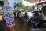 Karyawan SPBU melakukan pengisian BBM jenis Pertalite ke tanki sepeda motor saaat promo Langit Biru Pertamina di SPBU Jalan Brigjend H Hasan Basri, Banjarmasin, Kalimantan Selatan, Selasa (20/4/2021). Promo Langit Biru Pertamina merupakan program penurunan harga BBM jenis Pertalite dari Rp7.850 per liter menjadi Rp6.450 per liter setara dengan harga premium yang diperuntukkan untuk kendaraan roda dua, roda tiga dan angkutan umum. Foto Antaranews Kalsel/Bayu Pratama S.