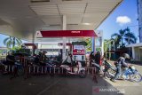 Karyawan SPBU melakukan pengisian BBM jenis Pertalite ke tanki sepeda motor saaat promo Langit Biru Pertamina di SPBU Jalan Brigjend H Hasan Basri, Banjarmasin, Kalimantan Selatan, Selasa (20/4/2021). Promo Langit Biru Pertamina merupakan program penurunan harga BBM jenis Pertalite dari Rp7.850 per liter menjadi Rp6.450 per liter setara dengan harga premium yang diperuntukkan untuk kendaraan roda dua, roda tiga dan angkutan umum. Foto Antaranews Kalsel/Bayu Pratama S.