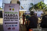 Karyawan SPBU melakukan pengisian BBM jenis Pertalite ke tanki sepeda motor saaat promo Langit Biru Pertamina di SPBU Jalan Brigjend H Hasan Basri, Banjarmasin, Kalimantan Selatan, Selasa (20/4/2021). Promo Langit Biru Pertamina merupakan program penurunan harga BBM jenis Pertalite dari Rp7.850 per liter menjadi Rp6.450 per liter setara dengan harga premium yang diperuntukkan untuk kendaraan roda dua, roda tiga dan angkutan umum. Foto Antaranews Kalsel/Bayu Pratama S.