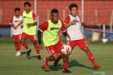 Pesepak bola Persik Kediri Sackie Doe (ke dua kanan) menguasai bola saat latihan di Stadion Brawijaya, Kota Kediri, Jawa Timur, Senin (19/4/2021). Persik Kediri tetap menyelenggarakan latihan rutin meskipun pada bulan Ramadhan sebagai persiapan dimulainya kompetisi Liga 1. Antara Jatim/Prasetia Fauzani/zk