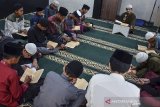 Sejumlah santri mengikuti kegiatan kajian Kitab Kuning di Pondok PesantreneurshipPay, Desa Margaluyu, Manonjaya, Kabupaten Tasikmalaya, Jawa Barat, Selasa (20/4/2021). Pondok Pesantren tersebut membuka program pesantren kilat gratis untuk warga sekitar untuk belajar membaca kitab kuning dan hafalan Al Quran yang dilaksanakan selama bulan Ramadhan. ANTARAJABAR/Adeng Bustomi/agr