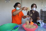 Jemaat Katholik menyiapkan makanan buka puasa di Warung Kasih di halaman Pantisiwi Jember, Jawa Timur, Selasa (20/4/2021). Wanita Katholik Republik Indonesia (WKRI) membuka Warung Kasih dengan menyediakan makanan buka puasa gratis  bagi umat Muslim. Antara Jatim/Seno/zk.