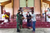 Satgas TNI bagikan Alkitab jemaat gereja di perbatasan RI-PNG