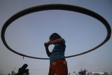 Seorang anak bermain hula hoop saat ngabuburit 