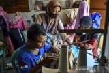 Sejumlah penyandang disabilitas mengikuti pelatihan keterampilan menjahit di Cijantung, Kabupaten Ciamis, Jawa Barat, Rabu (21/4/2021). Pelatihan yang diikuti 20 orang penyandang disabilitas tunarungu, tunadaksa, dan tunagrahita selama 12 hari itu, dilaksanakan untuk mengembangkan kemampuan kewirausahaan agar bisa menambah keterampilan demi meningkatkan perekonomian. ANTARA JABAR/Adeng Bustomi/agr
