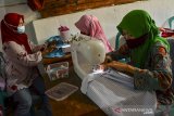 Sejumlah penyandang disabilitas mengikuti pelatihan keterampilan menjahit di Cijantung, Kabupaten Ciamis, Jawa Barat, Rabu (21/4/2021). Pelatihan yang diikuti 20 orang penyandang disabilitas tunarungu, tunadaksa, dan tunagrahita selama 12 hari itu, dilaksanakan untuk mengembangkan kemampuan kewirausahaan agar bisa menambah keterampilan demi meningkatkan perekonomian. ANTARA JABAR/Adeng Bustomi/agr
