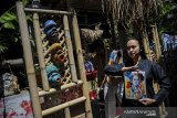 Seorang penari menampilkan tarian pada peringatan Hari Kartini di Bongkeng Art Space, Bandung, Jawa Barat, Rabu (21/4/2021). Penari yang berasal dari sanggar tari Bongkeng Art Space menampilkan tarian bangkit di masa pandemi selama tujuh jam tanpa henti untuk memperingati Hari Kartini. ANTARA JABAR/Raisan Al Farisi/agr