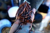 Pedagang kaki lima memperlihatkan tasbih impor dari Arab Saudi di Banda Aceh, Aceh, Rabu (21/4/2021). Tasbih impor yang dikenal dengan nama Kaukah sangat diminati selama bulan Ramadhan 1442 Hijriah dijual antara Rp35.000 hingga Rp350.000 tergantung model dan ukuran. Antara Aceh/Irwansyah Putra.