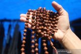 Pedagang kaki lima memperlihatkan tasbih impor dari Arab Saudi di Banda Aceh, Aceh, Rabu (21/4/2021). Tasbih impor yang dikenal dengan nama Kaukah sangat diminati selama bulan Ramadhan 1442 Hijriah dijual antara Rp35.000 hingga Rp350.000 tergantung model dan ukuran. Antara Aceh/Irwansyah Putra.