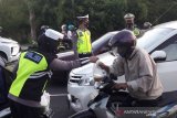 Cara Polres Temanggung sosialisasi larangan mudik sambil bagi takjil