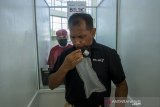 Seorang Jurnalis meniupkan nafas ke dalam kantong untuk dites saat simulasi pelayanan GeNose C19 di Bandara Internasional Syamsudin Noor, Banjarbaru, Kalimantan Selatan, Kamis (22/4/2021). Simulasi tersebut dilakukan sebagai tahap persiapan pelayanan GeNose C19 sebagai alternatif skrining kesehatan bagi pengguna moda transportasi udara di Bandara Syamsudin Noor yang rencananya akan resmi beroperasi mulai Jumat (23/4/2021) besok. Foto Antaranews Kalsel/Bayu Pratama S.