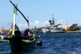 KRI Karel Satsuitubun 356 sandar di Pelabuhan Tanjung Wangi, Banyuwangi, Jawa Timur, Kamis (22/4/2021). Pasca KRI  Nanggala 402 dinyatakan hilang kontak saat menggelar latihan penembakan rudal di laut utara Bali, sebanyak lima KRI mulai disiagakan di Pelabuhan Tanjung Wangi dan Pangkalan TNI AL Banyuwangi. Antara Jatim/Budi Candra Setya/zk.